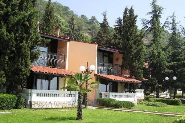 Почивка на Елените, Вили Елените 4*